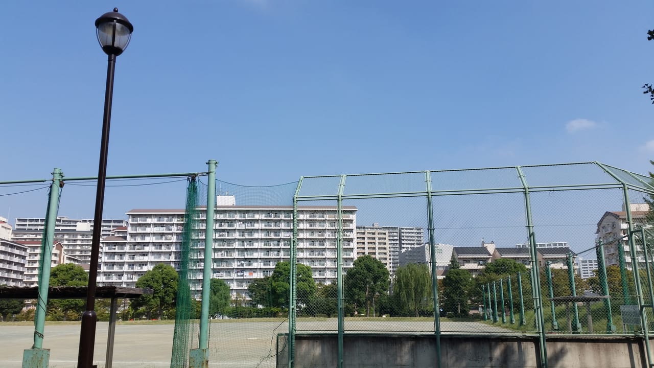 汐入公園の野球場と青空