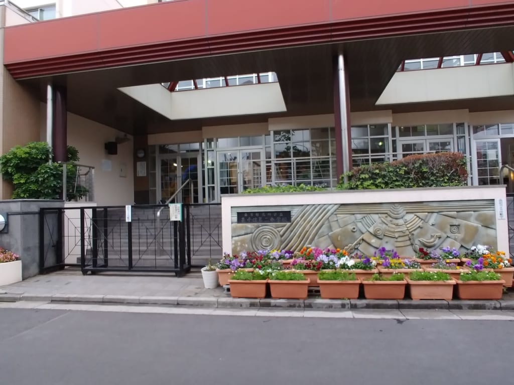 南千住第二中学校の玄関