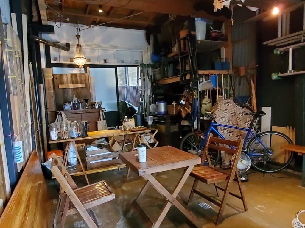 ガレージを活用した店内