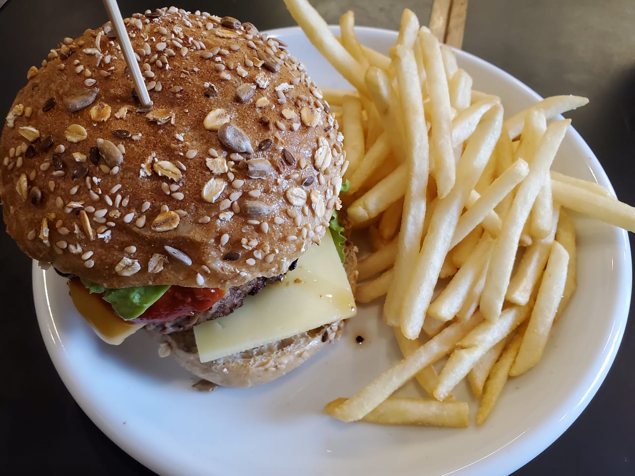 荒川区 町屋コラボ カド珈琲の贅沢 アボカドチーズバーガー はスカイプロバンスのバンズで作られています 号外net 荒川区