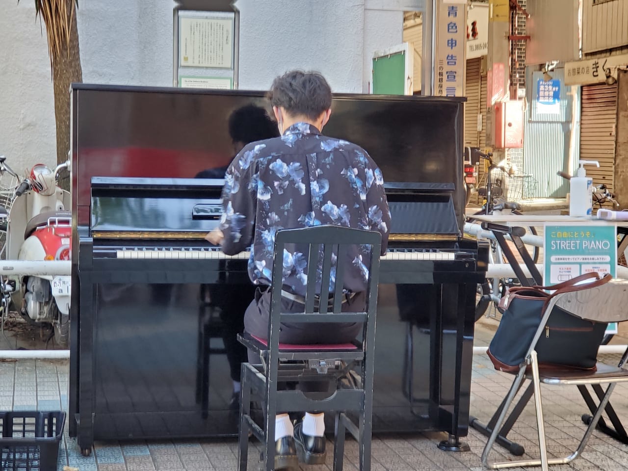 ストリートピアノを弾く青年
