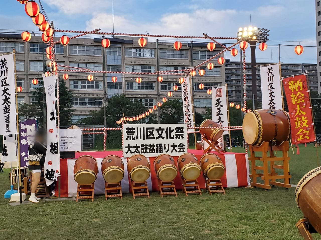 荒川区】大太鼓の音に夜空に灯る幻想的な提灯に灯り。残暑の夜の盛大な「大太鼓盆踊り大会」に行ってきました。 | 号外NET 荒川区